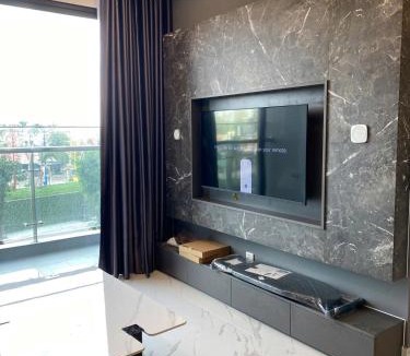 District 9 Apartment | The Beverly BE702 - 3BR Vacation