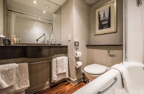 London Borough of Ealing Hotel | The Bridge Hotel Greenford