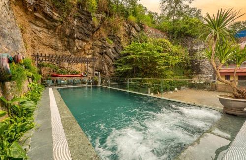 Cat Ba Hostel | The Oversleep Catba Hostel & Pool Bar