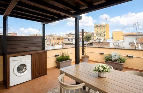 Pigneto Apartment | The Pigneto Rooftop Suite - spa e skyline view by RHR