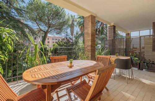 Tuscolano Apartment | THE THREE M's - Guesthouse (The Fori Room)