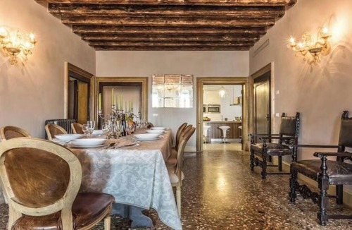 Santa Croce Apartment | Timeless Elegance with Canal Views in Cannaregionnnnnnn