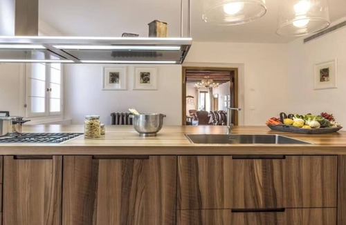 Santa Croce Apartment | Timeless Elegance with Canal Views in Cannaregionnnnnnn