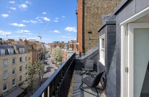 Fitzrovia Apartment | Top-Floor 1-Bed + Balcony · Fitzrovia · Sleeps 4