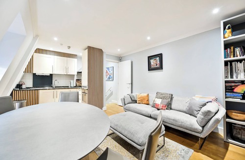 South Kensington Apartment | Top-Floor Spa Tub Flat, 3-Min Tube