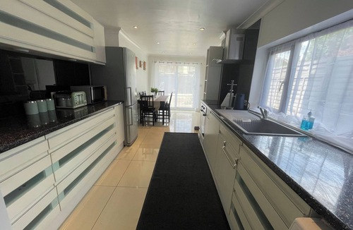 Upper Edmonton House | Tottenham - Sleeps 10 - Garden - Near Transport