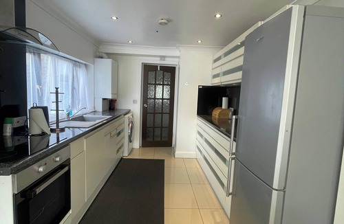 Upper Edmonton House | Tottenham - Sleeps 10 - Garden - Near Transport