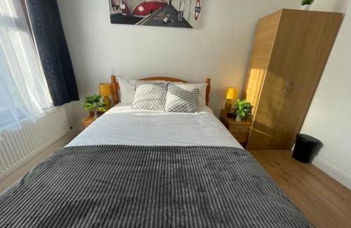 Upper Edmonton House | Tottenham - Sleeps 10 - Garden - Near Transport