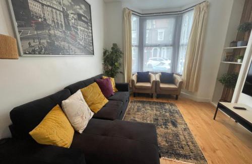 Upper Edmonton House | Tottenham - Sleeps 10 - Garden - Near Transport