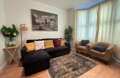 Upper Edmonton House | Tottenham - Sleeps 10 - Garden - Near Transport