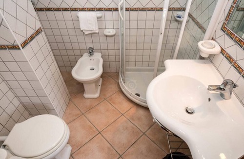 Sant'Angelo Bed & Breakfast | Triple room-Classic-Ensuite with Shower-Garden view