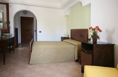 Sant'Angelo Bed & Breakfast | Triple room-Classic-Ensuite with Shower-Garden view