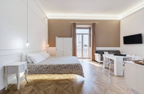 Manfredonia Bed & Breakfast | Triple Room 'Orchidea Celeste' with Sea View, Wi-Fi and Air Conditioning