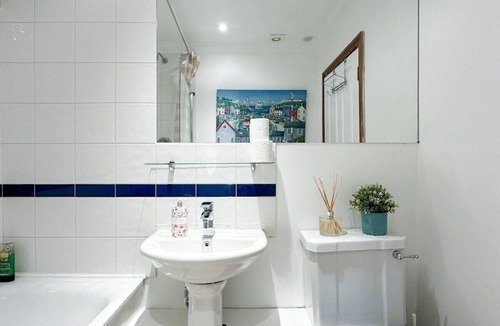 Fulham Apartment | Triple Room with Private Bath in Heart of Fulham