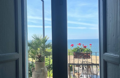 San Vito Chietino Villa | Turquoise villa by the sea