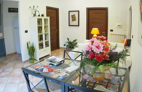 Aurelio Apartment | Two apartments for groups or families up to 9 In St. Peter area, courtyard