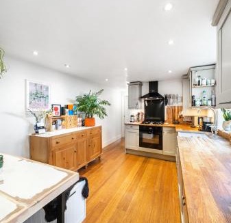 Brixton Hill Apartment | Two bed flat close to Brixton and Clapham