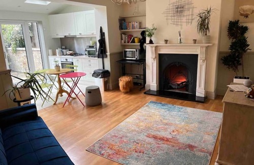 Harringay Apartment | Two bedroom (3 bed) with beautiful private garden