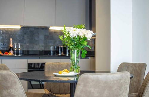 Farringdon Apartment | Two-Bedroom Apartment at Farringdon by Dmontrio