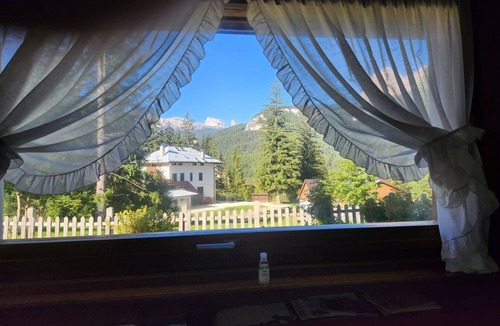 Cortina d'Ampezzo Apartment | Typical mountain apartment with garden and private parking