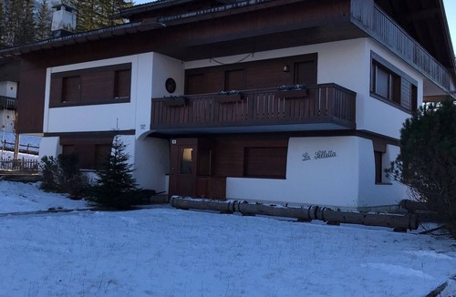 Cortina d'Ampezzo Apartment | Typical mountain apartment with garden and private parking