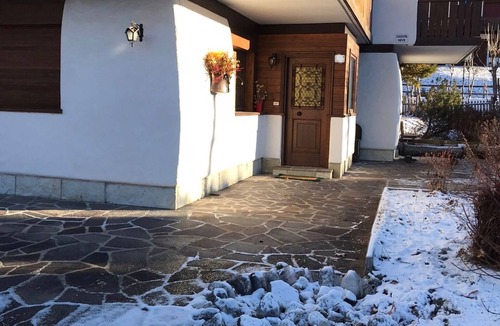 Cortina d'Ampezzo Apartment | Typical mountain apartment with garden and private parking