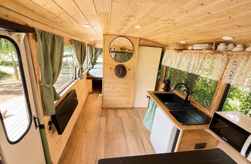 Mignaloux-Beauvoir Cottage | Unique Bus with an Escape Room