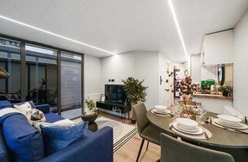 Canary Wharf Boat Rental | Unique Water Lodges in London - Roof Terrace