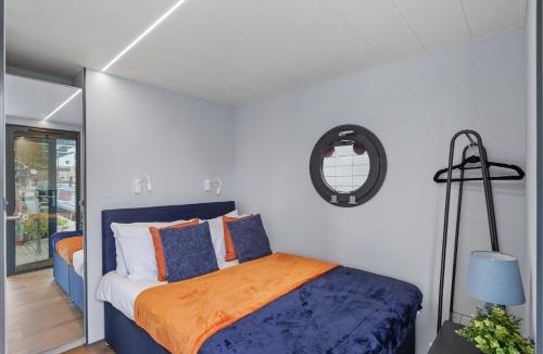 Canary Wharf Boat Rental | Unique Water Lodges in London - Roof Terrace