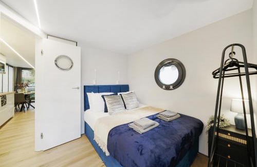 Canary Wharf Boat Rental | Unique Water Lodges in London - Roof Terrace