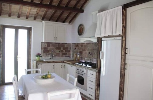 Notaresco Apartment | Vacation apartment with pool in historic country house Casa Norina