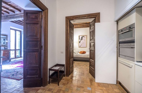 Rione V Ponte Apartment | Via Giulia Charming Apartment with Balcony
