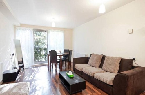 Custom House Apartment | Vibrant 2BR Flat 0.1 mi ExCel & Prince Regent St.