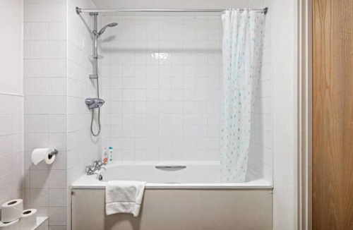 Custom House Apartment | Vibrant 2BR Flat 0.1 mi ExCel & Prince Regent St.
