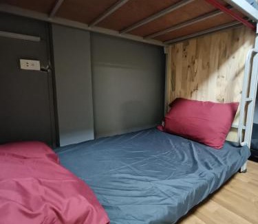 Hang Bac Hostel | Viet Vintage Hostel n Pub - Soft mattress - Free beer on Wed,Thu,Fri,Sat