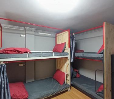 Hang Bac Hostel | Viet Vintage Hostel n Pub - Soft mattress - Free beer on Wed,Thu,Fri,Sat