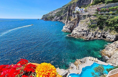 Furore Villa | Villa Abbondanza: A splendid and luminous three-story villa set into the cliff, sheer above the sea and with direct access to the sea, with Free WI-FI.