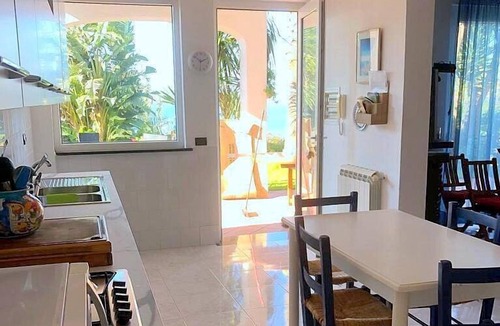 Forio Villa | Villa Alisea: A splendid two-story villa located on a hillside, facing the sea, with Free WI-FI.