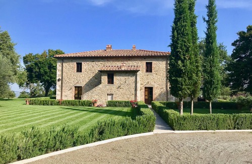 Campiglia d'Orcia Villa | Villa BelSentiero in the Val d'Orcia with infinity pool. Sleeps 10 in 5 rooms