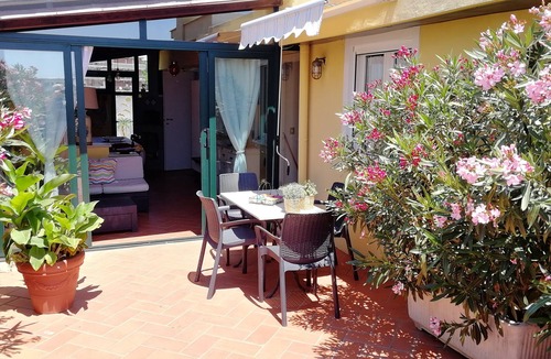 Formia Apartment | Villa Giulia: Attico con Terrazzo in Villa Signorile a due Passi dal Mare.,
