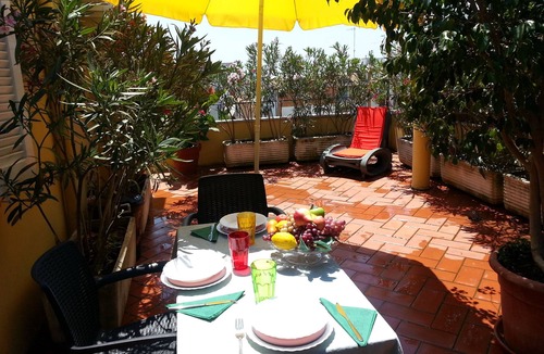 Formia Apartment | Villa Giulia: Attico con Terrazzo in Villa Signorile a due Passi dal Mare.,