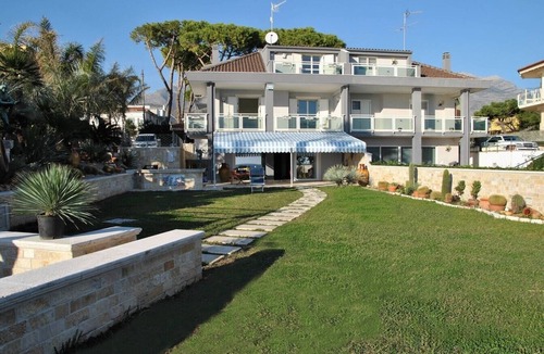 Formia Villa | Villa Granchio - sea front villa with beach access