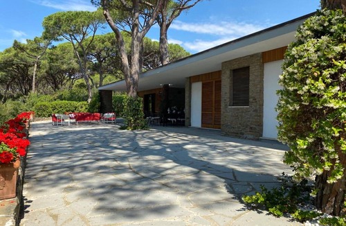 Roccamare Villa | Villa in Roccamare with 6 bedrooms sleeps 14