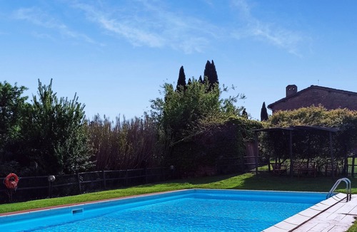 Sovicille Apartment | Villa in Siena Hills, flat 4/6 pax with pool A/C - heating- garden