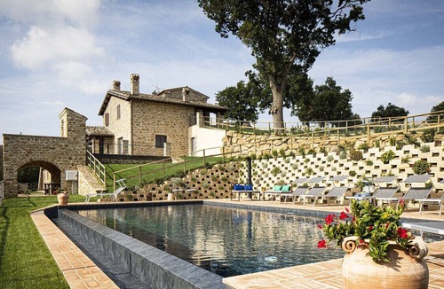 Castelraimondo Villa | Villa Ivana, old farmhouse in the green hills