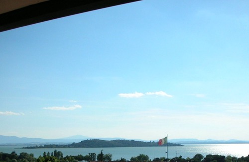 San Feliciano Villa | Villa Larry in San Feliciano sul Trasimeno with garden and olive grove