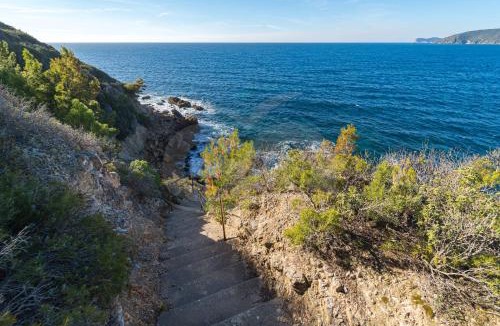 Madonna delle Grazie Villa | Villa Madonna delle Grazie con accesso privato al mare - Goelba