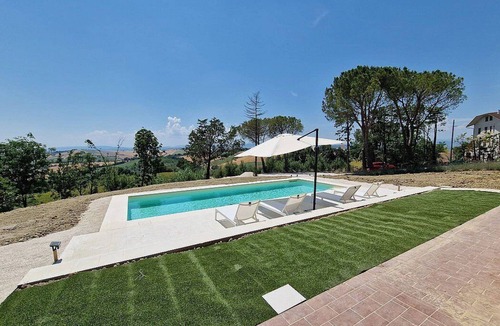 Belvedere Ostrense House | Villa Monteluce B: A welcoming apartment that is part of an ancient country house surrounded by meadows and by green hills, with Free WI-FI.