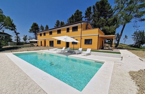 Belvedere Ostrense House | Villa Monteluce B: A welcoming apartment that is part of an ancient country house surrounded by meadows and by green hills, with Free WI-FI.