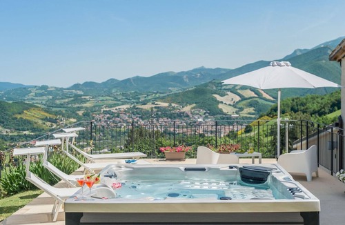 Cagli Villa | Villa Sabrina - 5 bedrooms, pool, airco, wifi, pet friendly, jacuzzi